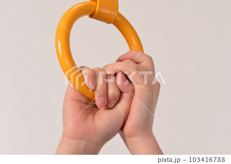 両手でつかむつり革 103416788