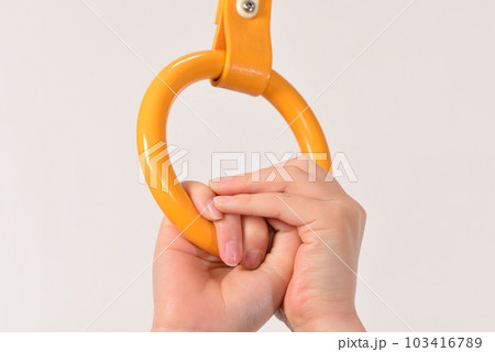 両手でつかむつり革 103416789
