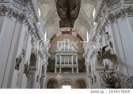 北欧バルト三国リトアニアの世界文化遺産のヴィリニュス歴史地区郊外　聖ペテロ＆パウロ教会の白い内装 103417689