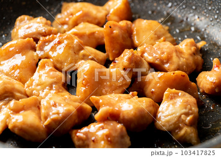 鶏肉(ぼんじり･テール)をフライパンで炒める。(たれ焼き) 103417825