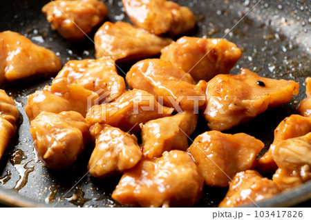 鶏肉(ぼんじり･テール)をフライパンで炒める。(たれ焼き) 103417826