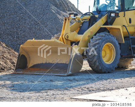 工事現場のブルドーザー 工事現場のブルドーザー 103418598