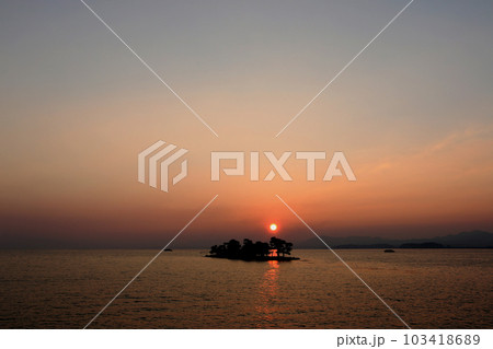 宍道湖の夕景 103418689