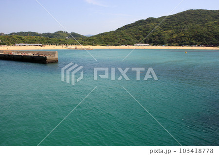 福岡県糸島市の人気レジャースポット　芥屋漁港からの芥屋海岸の景観 103418778
