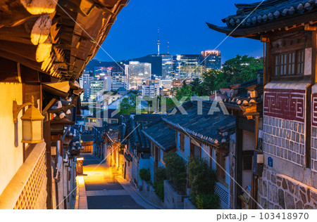 ソウル 北村韓屋村とNソウルタワー 夜景 ソウル 北村韓屋村とNソウルタワー 夜景 103418970
