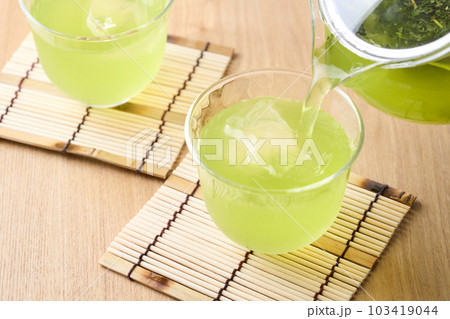 冷たい緑茶 冷たい緑茶 103419044