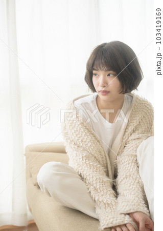 ソファでくつろぐ若い女性（ブラックミストフィルター） 103419169