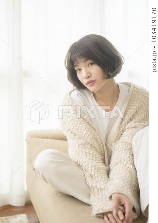 ソファでくつろぐ若い女性(ブラックミストフィルター) ソファでくつろぐ若い女性(ブラックミストフィルター) 103419170