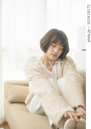 悩みがある若い女性 悩みがある若い女性 103419172