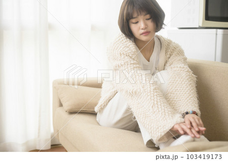 悩みがある若い女性 103419173