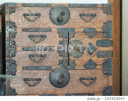 鍵のついた古い和箪笥 103420047