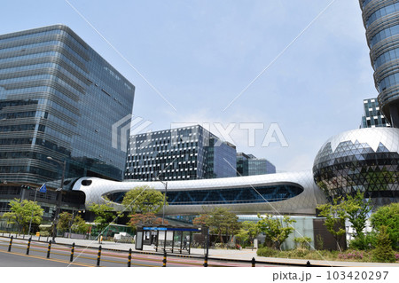 韓国の板橋駅前の街並み 103420297