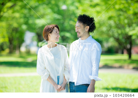 新緑のミドルカップル  103420664