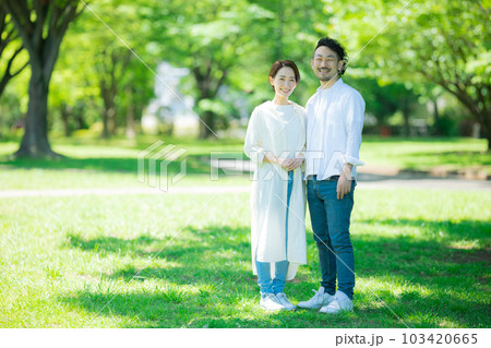 新緑のミドルカップル  103420665