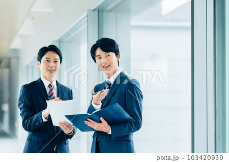 オフィスのビジネスマン　 103420939