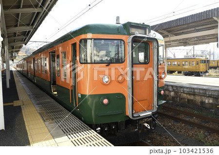 糸崎駅で発車を待つ湘南色の115系電車 103421536