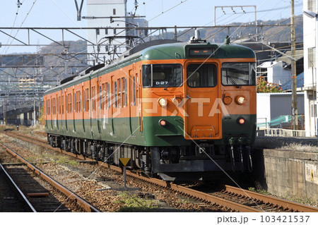 糸崎駅に入線した湘南色の115系電車 103421537
