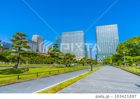 日本の東京都市景観 自転車用のレーンも整備され…「馬場先門」交差点前のビル群を望む＝5月17日 103421897
