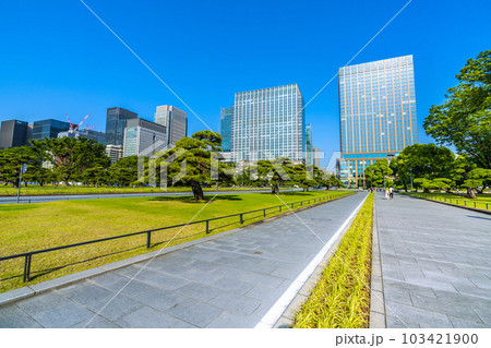 日本の東京都市景観 自転車用のレーンも整備され…「馬場先門」交差点前のビル群を望む＝5月17日 103421900