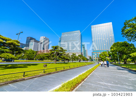 日本の東京都市景観 自転車用のレーンも整備され…「馬場先門」交差点前のビル群を望む＝5月17日 103421903