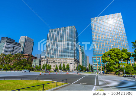 日本の東京都市景観 自転車用のレーンも整備され…「馬場先門」交差点前のビル群を望む=5月17日 日本の東京都市景観 自転車用のレーンも整備され…「馬場先門」交差点前のビル群を望む=5月17日 103421906