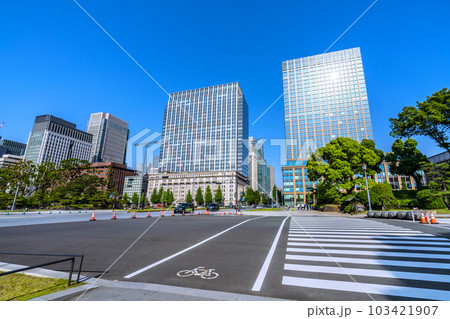 日本の東京都市景観 自転車用のレーンも整備され…「馬場先門」交差点前のビル群を望む＝5月17日 103421907