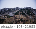 険しい岩山 103421983