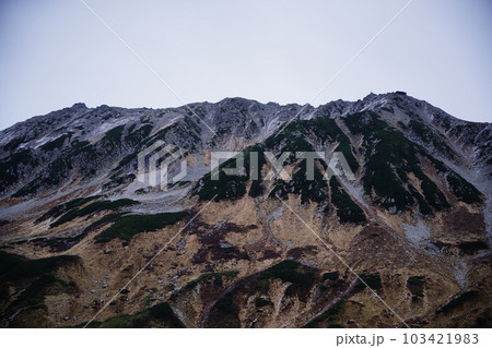 険しい岩山 103421983