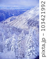 晴れた雪山と樹氷 103421992
