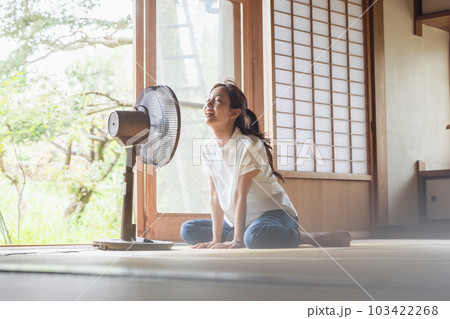 扇風機で涼む女性 扇風機で涼む女性 103422268
