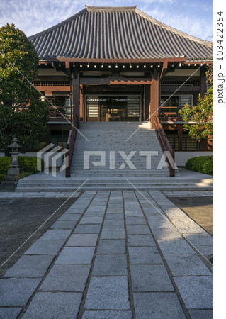 夕陽を浴びる寺の本堂・谷中 夕陽を浴びる寺の本堂・谷中 103422354