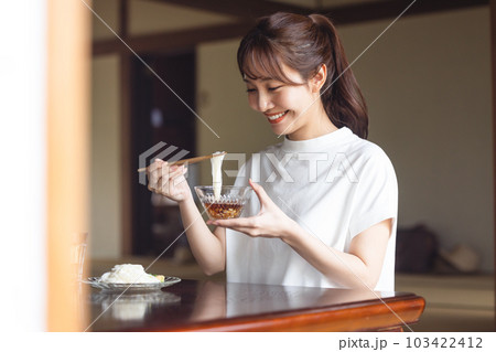 そうめんを食べる女性 103422412