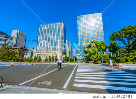 日本の東京都市景観 真夏日。自転車用レーンも整備され…「馬場先門」交差点前のビル群を望む＝5月17日 103422491