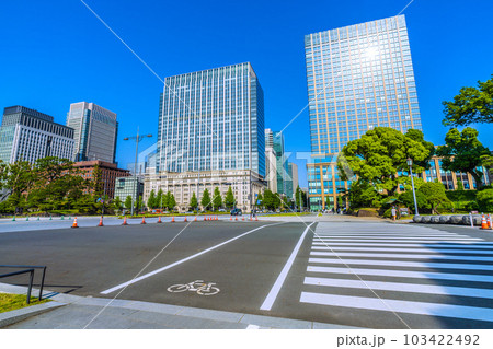 日本の東京都市景観 真夏日。自転車用レーンも整備され…「馬場先門」交差点前のビル群を望む=5月17日 日本の東京都市景観 真夏日。自転車用レーンも整備され…「馬場先門」交差点前のビル群を望む=5月17日 103422492