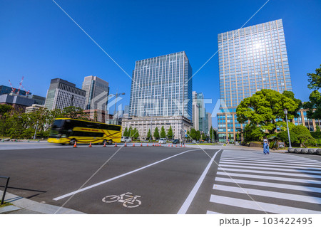 日本の東京都市景観 真夏日。自転車用レーンも整備され…「馬場先門」交差点前のビル群を望む=5月17日 日本の東京都市景観 真夏日。自転車用レーンも整備され…「馬場先門」交差点前のビル群を望む=5月17日 103422495