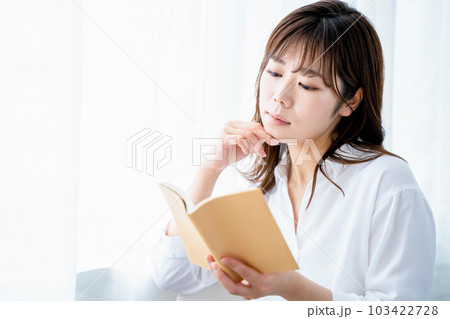 読書をする若い女性 読書をする若い女性 103422728