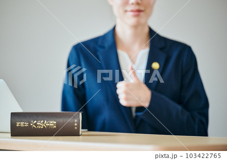 親指を立てる若い女性弁護士 親指を立てる若い女性弁護士 103422765