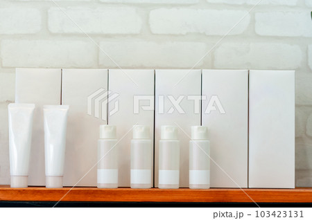 シャンプー＆トリートメントなどのボトル　ヘアサロン 103423131