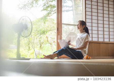 女性　スローライフ 103423136