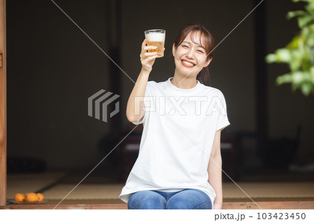 女性 ビール 飲む 女性 ビール 飲む 103423450