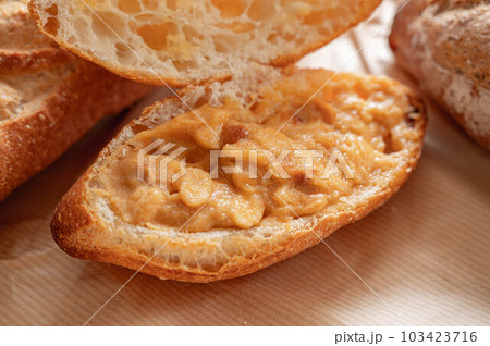 バターピーナッツのフランスパン 103423716