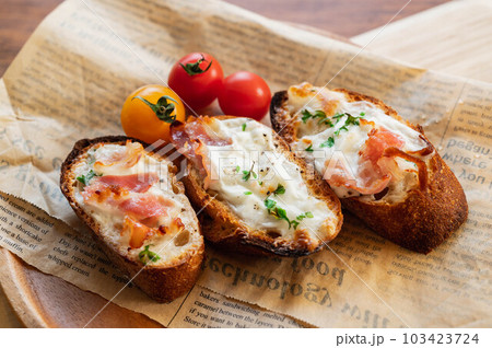 モッツアレラチーズのタルティーヌ 103423724