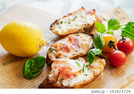 モッツアレラチーズのタルティーヌ 103423726