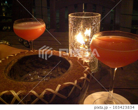 カップルで飲むトロピカルカクテル カップルで飲むトロピカルカクテル 103423834