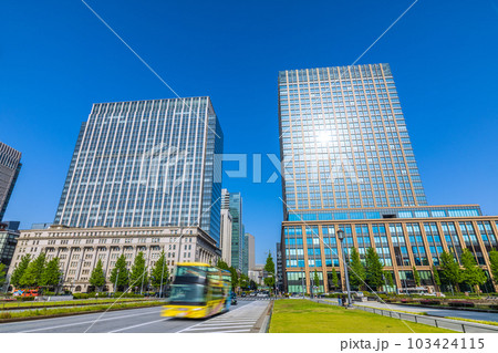 日本の東京都市景観 真夏日の東京都心。「馬場先門」交差点前のビル群を望む＝5月17日 103424115