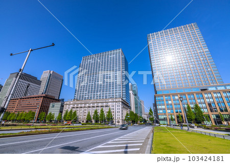 日本の東京都市景観 真夏日の東京都心。「馬場先門」交差点前のビル群を望む＝5月17日 103424181