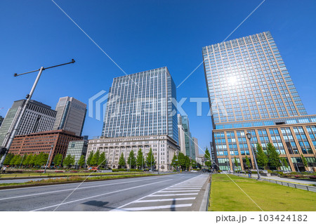 日本の東京都市景観 真夏日の東京都心。「馬場先門」交差点前のビル群を望む＝5月17日 103424182