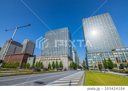 日本の東京都市景観 真夏日の東京都心。「馬場先門」交差点前のビル群を望む＝5月17日 103424184