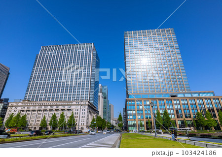 日本の東京都市景観 真夏日の東京都心。「馬場先門」交差点前のビル群を望む=5月17日 日本の東京都市景観 真夏日の東京都心。「馬場先門」交差点前のビル群を望む=5月17日 103424186