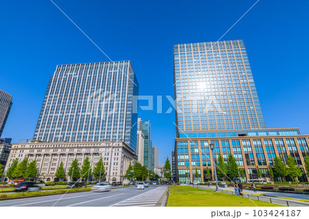 日本の東京都市景観 真夏日の東京都心。「馬場先門」交差点前のビル群を望む=5月17日 日本の東京都市景観 真夏日の東京都心。「馬場先門」交差点前のビル群を望む=5月17日 103424187